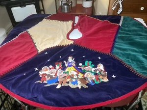 DISNEY STORE 1999 Velvet Snow White And The Seven Dwarfs Tree Skirt 44” Dia - Picture 1 of 4