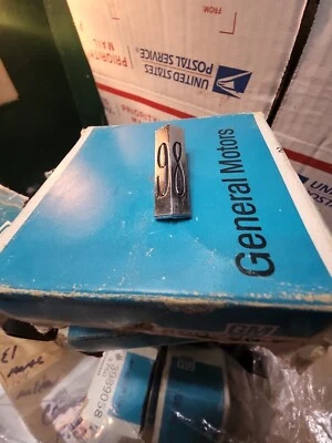 Nuevo de Lote Antiguo 1971-76 Oldsmobile Regency 98 Luz Trasera Lente Ornamento Emblema 59677508AC Foto 1 de 2