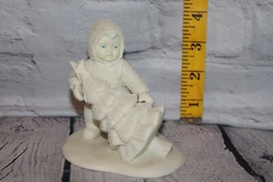 Snowbabies Wintergeschichten "Ich werde den Baum aufstellen" #6800-4-Dept 56 - Bild 1 von 3