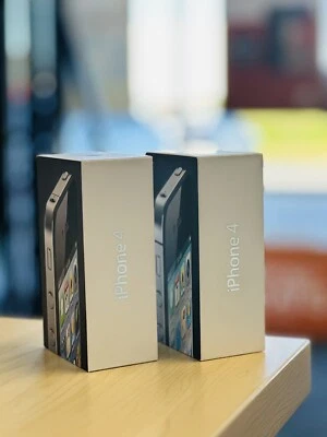 Apple iPhone 4 - 8GB - Black (Unlocked) A1332 (GSM) - Image 1 of 3