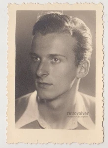 Zärtlich gutaussehender junger Mann attraktiver Kerl süß gut aussehender Mann Gay Int - Bild 1 von 1