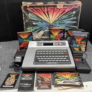 Console vintage Magnavox Odyssey 2 avec boite d'origine et 2 manettes non testée - Photo 1/9