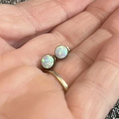 Pendientes de plata con bisel de ópalo etíope creados en laboratorio 6x6 mm Foto 1 de 4