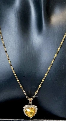 Collar de cadena tono dorado colgante en forma de corazón cristales amarillos y blancos J14-3557 Foto 1 de 4