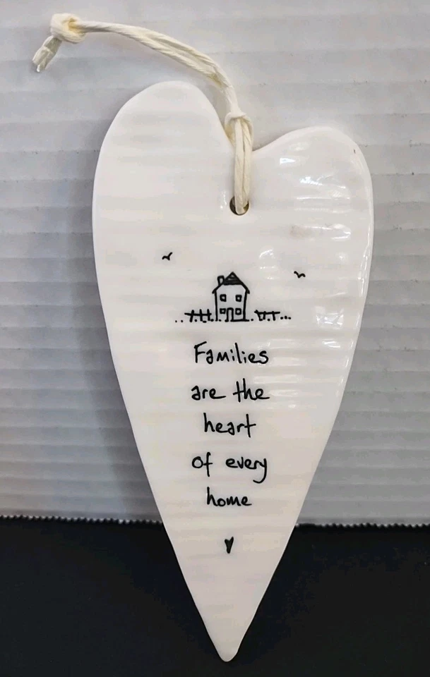 Etiqueta de corazón colgante de porcelana blanca "Las familias son el corazón de cada hogar"  Foto 1 de 4