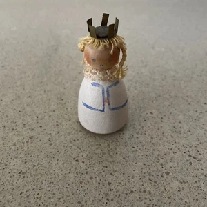 Estatuilla de princesa sueca de madera vintage - Imagen 1 de 4
