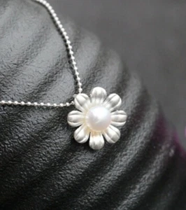 B06 Piccolo Fiore Con Bianca Acqua Dolce Perla Argento Sterling 925 Rimorchio - Foto 1 di 12