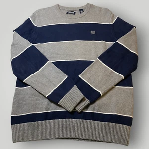 Suéter Clásico Tejido Informal Para Hombre CHAPS Gris Marino Rayas Bordado M - Imagen 1 de 10