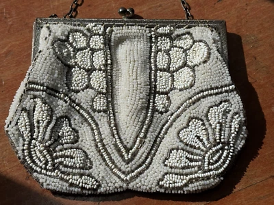 Bolso clutch de noche antiguo francés con cuentas blanco y plateado de los años 20 Foto 1 de 4