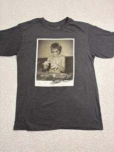 Camiseta De Colección Años 90 Bruce Lee Enterprises DJ Polaroid Foto Gráfica Gris Envejecida M - Imagen 1 de 7