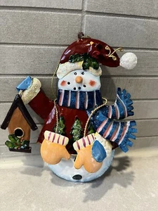 Vintage Weihnachtsschmuck 6" Metall Schneemann mit Vogelhaus & Kardinal Fäustlingen 2D - Bild 1 von 1
