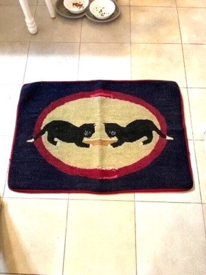 PRINCIPIOS DE 1900 DOS GATITOS NEGROS CON PATAS BLANCAS COMPARTIENDO UN TAZÓN DE LECHE ALFOMBRA ENGANCHADA Foto 1 de 4