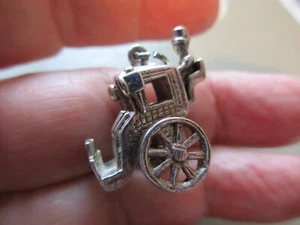 DE COLECCIÓN ANTIGUO PLATA ESTERLINA RUEDAS MÓVILES HANSOM CABINA CARRO LLAVERO ENCANTO COLGANTE - Imagen 1 de 3