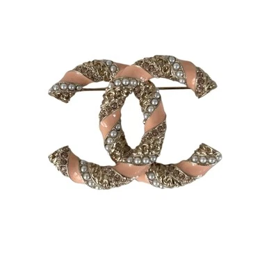 Broche Chanel Oro/Rosa Pálido Esmalte Perla Cristal Torcido CC Foto 1 de 4