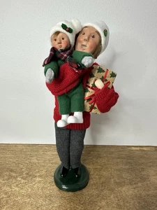 Byers Choice 2007 Traditional Adult Man Holding Child Signed By JOYCE Byer 13” - Picture 1 of 8