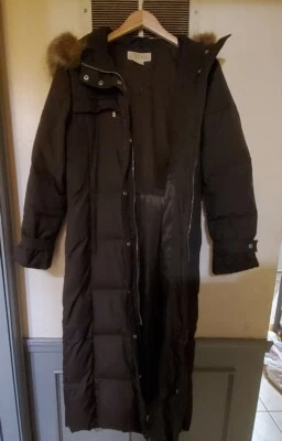 Michael Kors 女式棕色长拉链绗缝人造毛皮连帽羽绒大衣小号 — 第 1/4 张图片