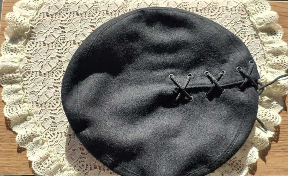 Boina negra con cordones de colección Foto 1 de 4