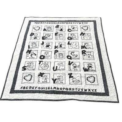 Edredón de bebé de algodón artesanal blanco y negro con temática de alfabeto Foto 1 de 4