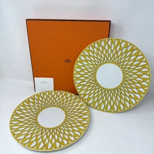 Platos de cena Soleil d’Hermès de porcelana amarilla y blanca Hermes nuevos en caja (sello de película) - Imagen 1 de 8