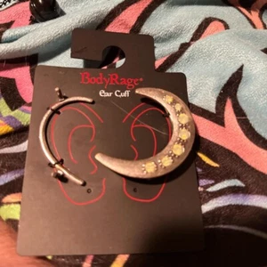 Spencer’s Silver Moon Ear Cuff - Picture 1 of 2