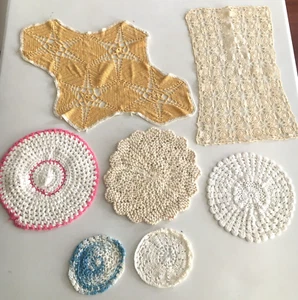 Vintage gehäkelte Deckchen 7er Set mehrfarbig Handarbeit Oma Kern Deko - Bild 1 von 7
