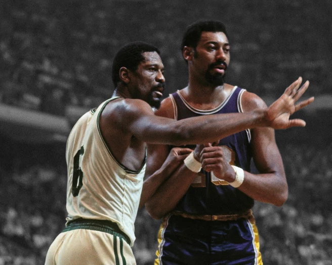 洛杉矶 WILT CHAMBERLAIN vs 波士顿凯尔特人队 BILL RUSSELL 光面 8 x 10 照片  — 第 1/1 张图片