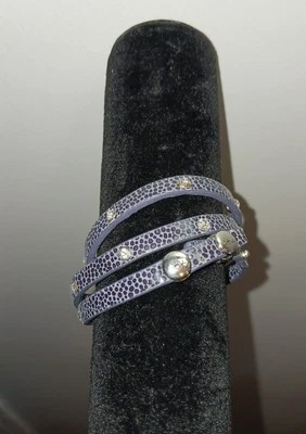 Pulsera de cuero Chloe & Isabel, violeta con pedrería + tachuelas; fuera del negocio Foto 1 de 4