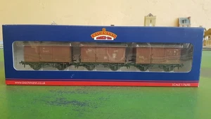 Bachmann 38-390 Triple pack of BR Eastern Ventilated Vans, bauxite, weathered - Picture 1 of 14