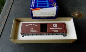 ROUNDHOUSE #1054 FERROVIA DEL PACIFICO SETTENTRIONALE "NORTHWEST" 40' SNG PORTA BOXCAR #32097 - Foto 1 di 2