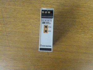 Moore SIX/1-5V/4-20MA/12-42DC SIX Signal Isolator - Picture 1 of 4