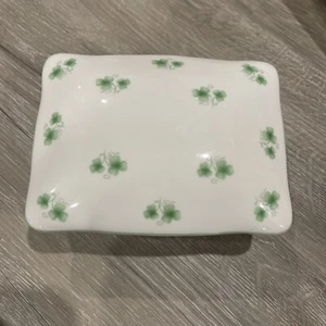 Caja de baratijas rectangular Crown Staffordshire England Bone China tréboles irlandeses - Imagen 1 de 6