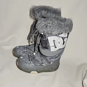 DC Chalet 2.0 LE Snow Boots Women's 6.5-7.5 Gray Faux Fur Trim Rhinestone Rare - Picture 1 of 7