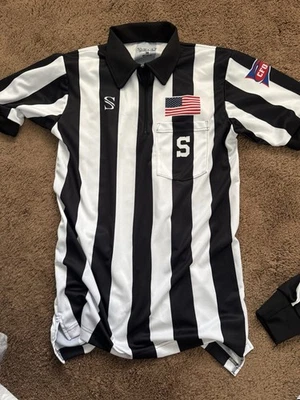 SMITTY | USA115CFO | Camisa de manga corta de árbitro de fútbol financiero universitario | Malla Foto 1 de 2