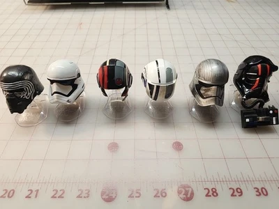 Star Wars Diecast Lote de 6 Mini Cascos Negros Plata Rojos con Soportes Plástico Foto 1 de 4