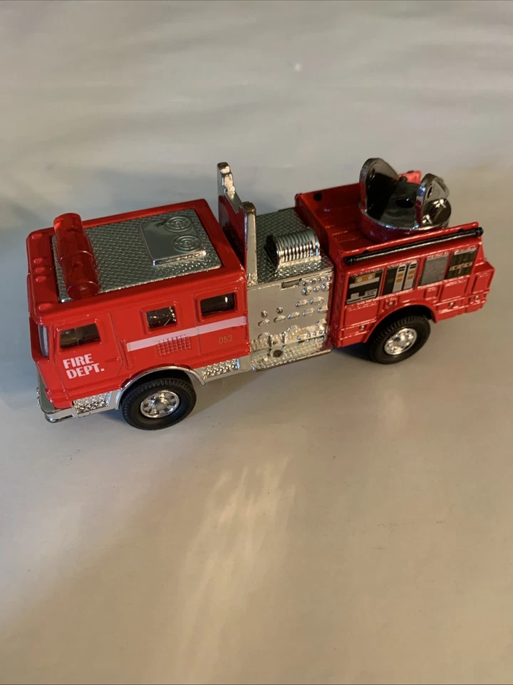 Красная пожарная машина Schylling, сделано в Китае *отсутствует лестница* 5 дюймов - Изображение 1 из 4