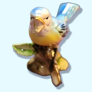 Vintage Porcelain Ceramic BLUE BIRD w/ Yellow Pink on Tree Branch Stump 3 1/2" - Imagen 1 de 5