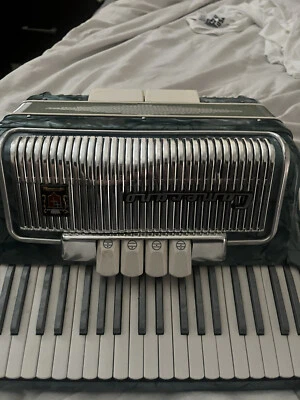 Acordeón Camerano Aqua azul muy buen usado, como está  Foto 1 de 4