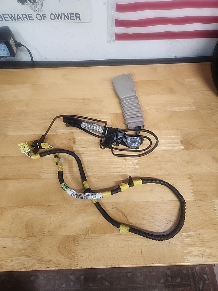 Cadillac Sevilla 1998-2004 OEM conductor izquierdo cinturón de seguridad cinturón hebilla pestillo Foto 1 de 4