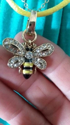 Collar Betsey Johnson tono dorado amarillo seda cordón pavé uso de abeja 3 vías $30 Foto 1 de 3