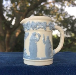 Jarra jarra crema Wedgwood en relieve Queens Ware Etruria Barlaston azul ❤️J8  - Imagen 1 de 9