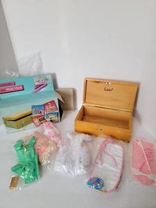 Vintage Lane Hope Truhe mit Mode Puppenkleidung - Totsy - mit Karton Neu - Bild 1 von 13