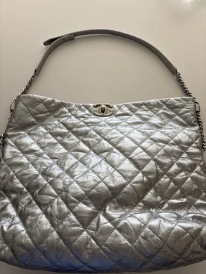 Bolso de hombro Chanel grande acolchado en cuero plateado metálico Foto 1 de 4
