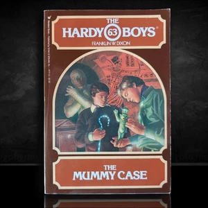 63 The Mummy Case - The Hardy Boys Paperback Book - Vintage 1980 (Round) - Picture 1 of 1