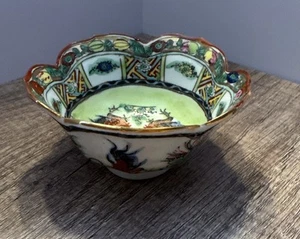 Gallo Chino Pequeño Firmado Lotus Bowl Borde Festoneado 4.25”R 2.25”T De Colección - Imagen 1 de 16