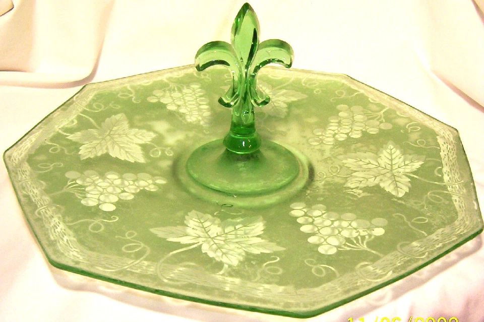 FOSTORIA GRAPE BROCADE GREEN OCTAGONAL CENTER-HANDLED PASTRY or SERVING TRAY! - Image 1 of 1