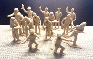 VINTAGE MARX CAPE KENNEDY CARRY ALL PLAY SET GROUND CREW FIGURES 54MM 15 FIGURES - Picture 1 of 8