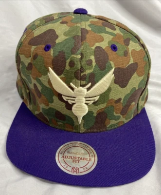 Boné Charlotte Hornets couro camuflado Snapback ajustável Mitchell Ness dourado - Imagem 1 de 4
