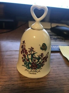 PORZELLAN KERAMIK GLOCKE MIT ALASKA FEUERKRAUT BLUME AN DER SEITE - Bild 1 von 3