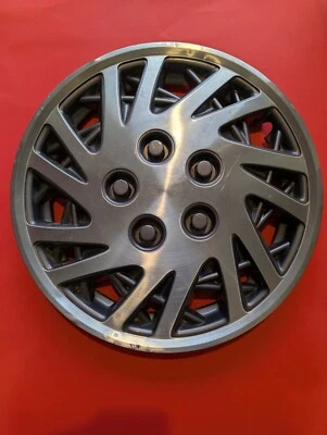 Buen estado. Dodge Caravan Shadow Lebaron 1993-95 15"" tapacubos usado cubierta de rueda OEM  Foto 1 de 4