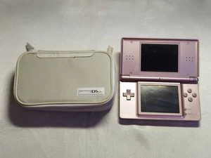Gebrauchte Nintendo DS Lite Metallic Rose Konsole mit Tasche - Bild 1 von 10